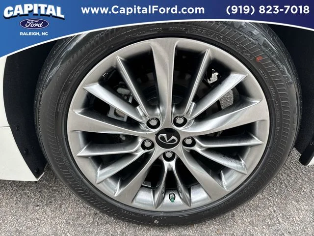 Used 2023 White INFINITI LUXE image 13