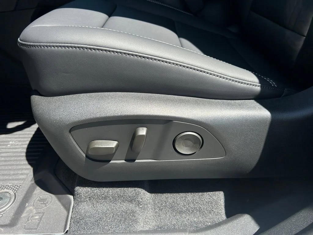 New 2026 Summit White GMC Elevation image 30
