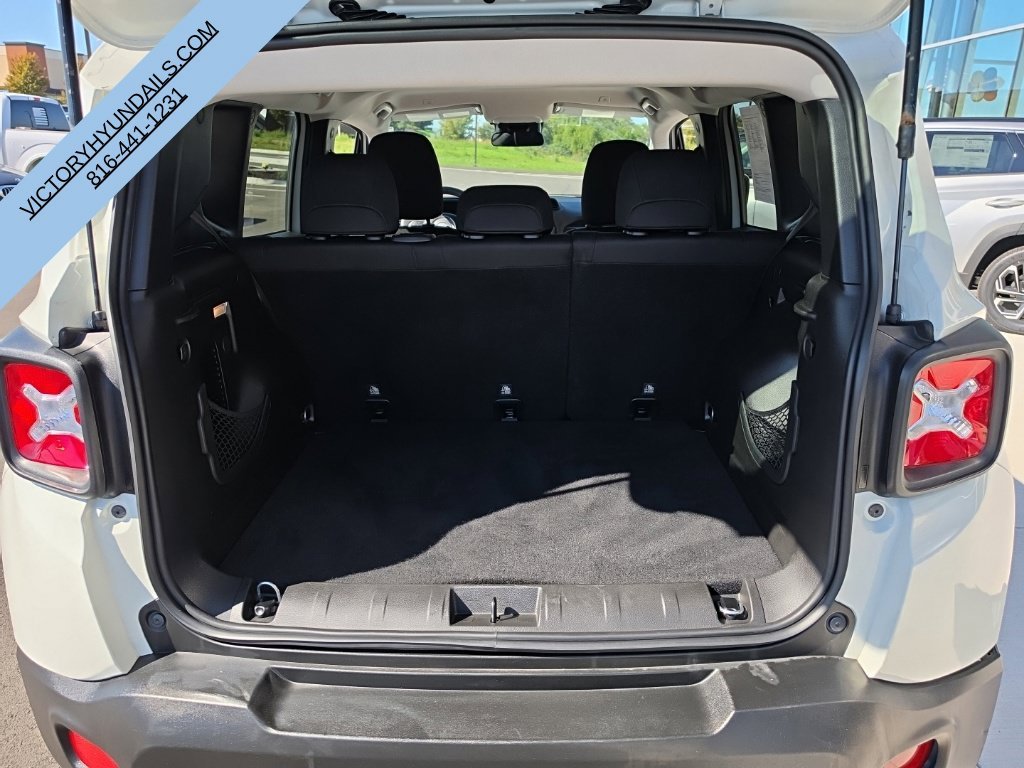 Used 2018 White Jeep Latitude image 22