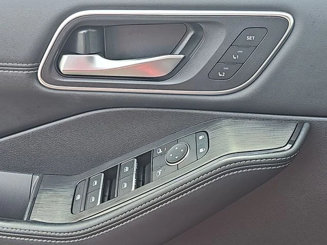Used 2025 Red Nissan Platinum image 26