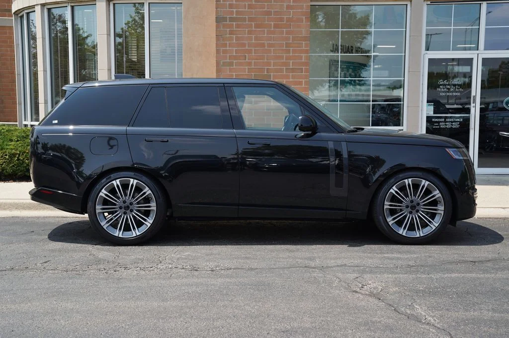 New 2026 Santorini Black Land Rover SE image 7