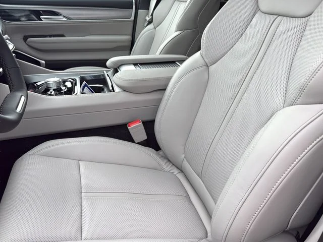 New 2026 Bright White Clear-Coat Exterior Paint Jeep Limited Reserve image 18