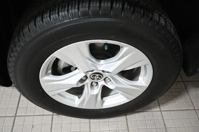 Used 2021 Silver Toyota XLE image 18