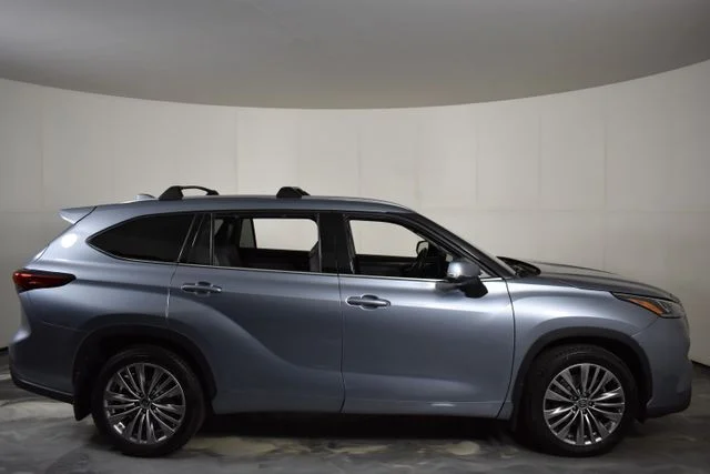 Used 2021  Toyota Platinum image 11