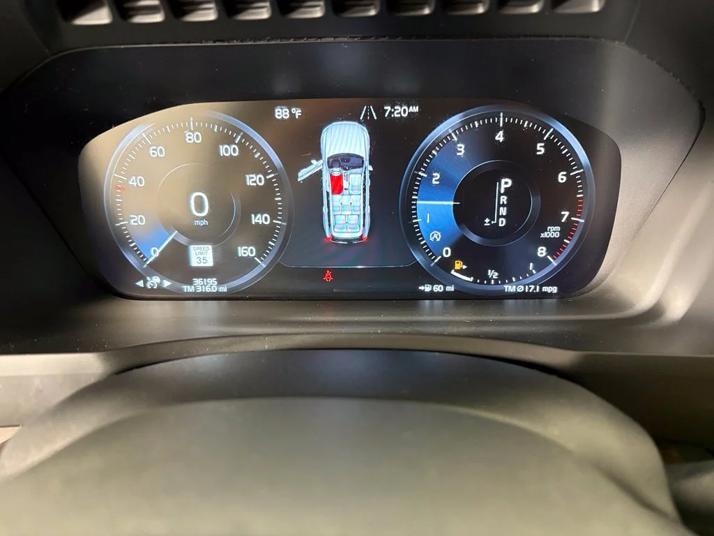 Used 2019 White Volvo T6 Momentum image 27