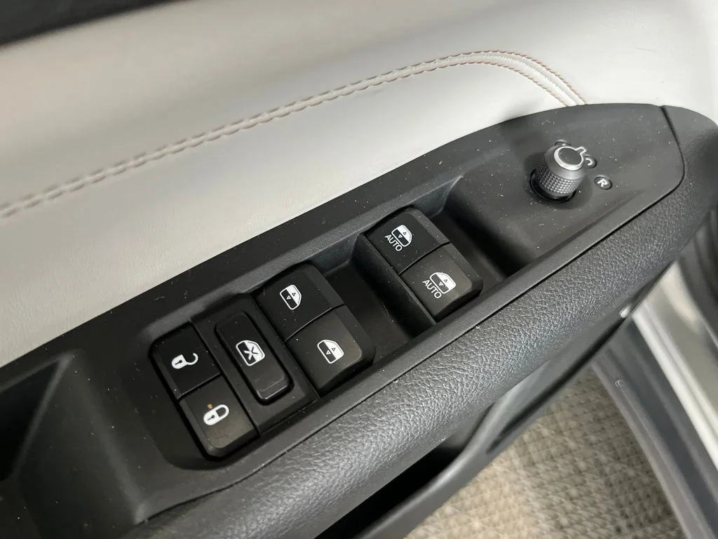 Used 2023 Silver Jeep Limited image 4