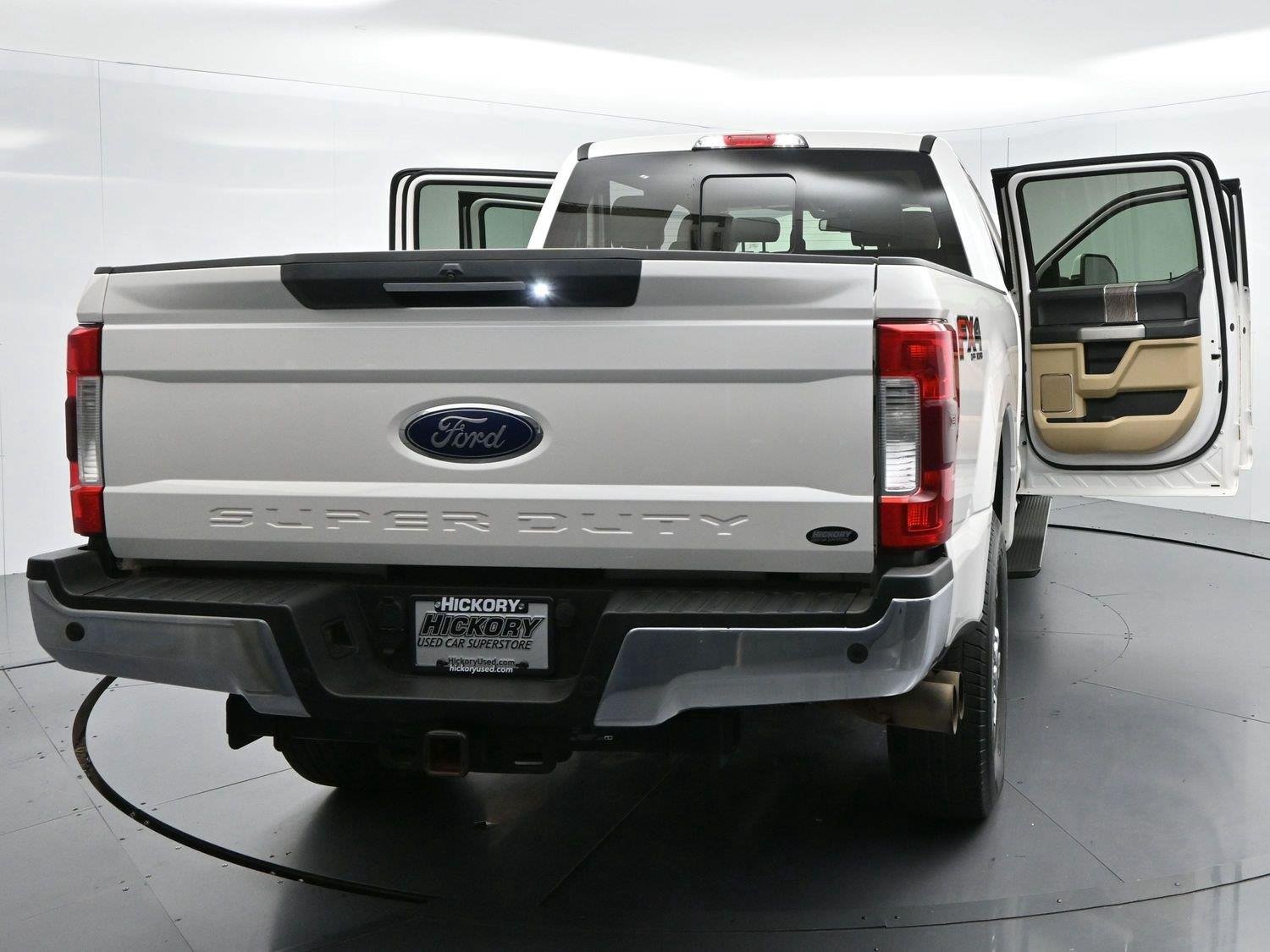 Used 2019 White Platinum Metallic Tri-Coat Ford Lariat image 43