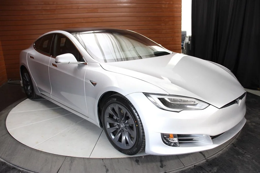 Used 2018 Obsidian Black Metallic Tesla  image 13
