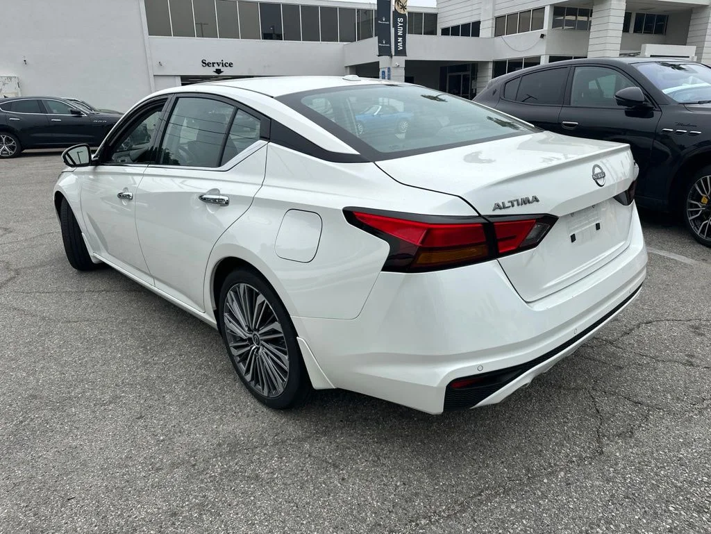 Used 2025 Pearl White TriCoat Nissan 2.5 SL image 3