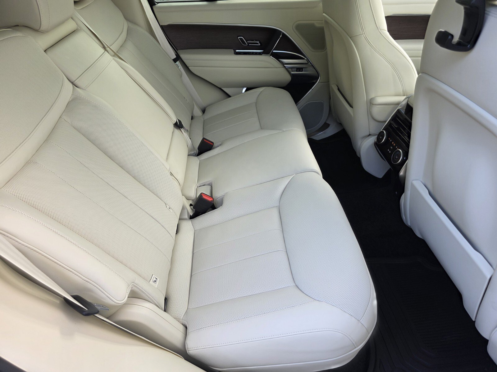 New 2027 Fuji White Land Rover P400 SE image 5