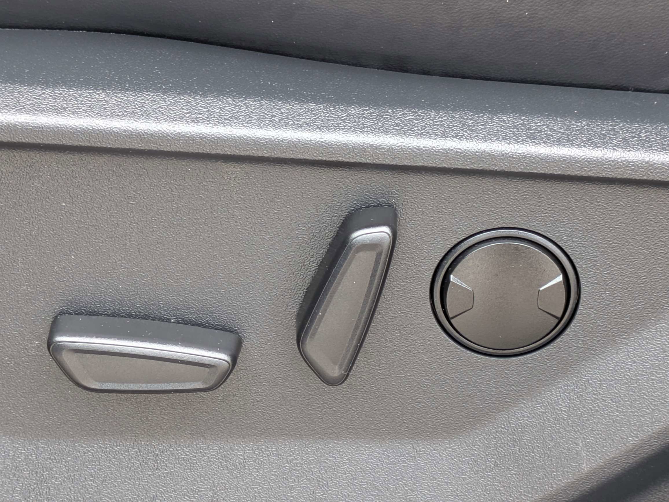 Used 2025 Agate Black Metallic Ford Platinum image 29