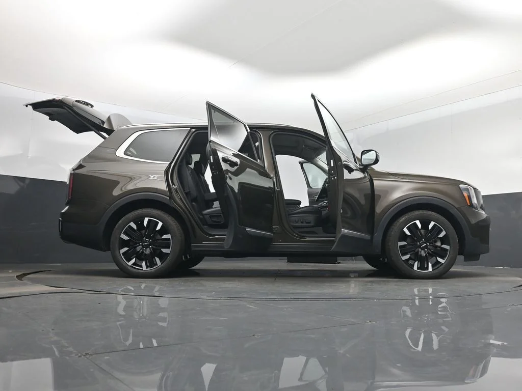 Used 2023 Green Kia SX-Prestige image 7
