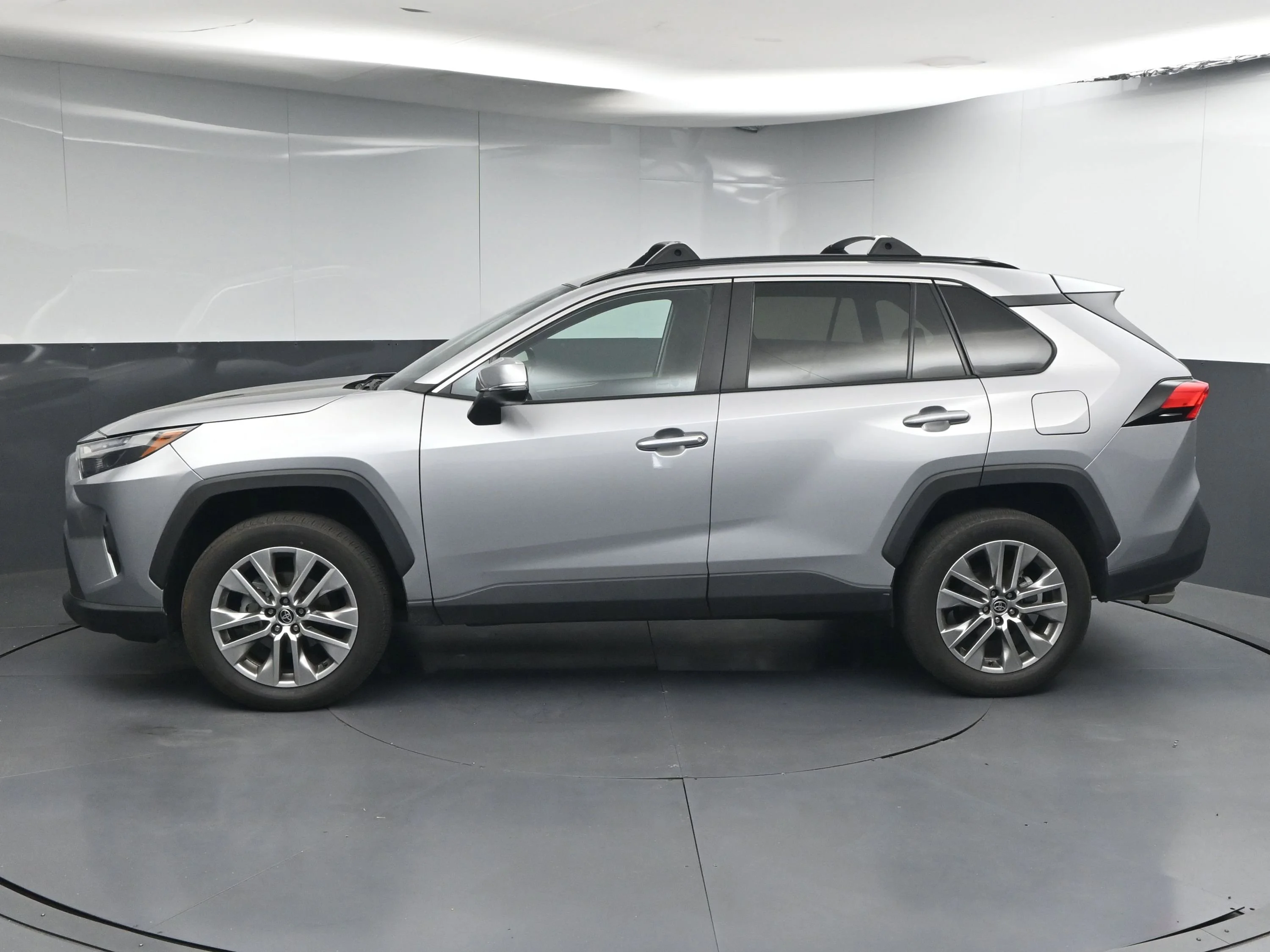 Used 2022 Silver Sky Metallic Toyota XLE Premium image 4
