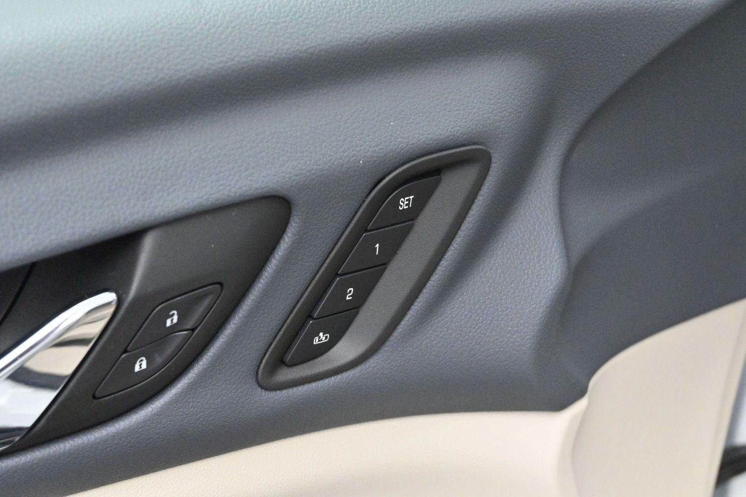 Used 2023 White Frost Tricoat GMC Denali image 11