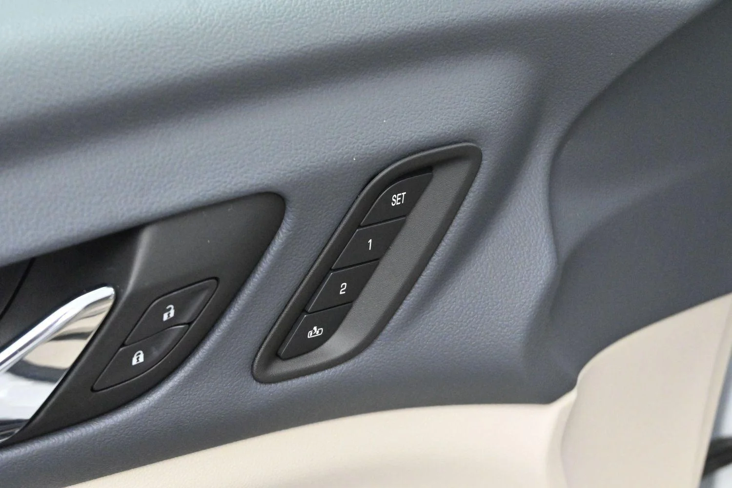 Used 2023 White Frost Tricoat GMC Denali image 11