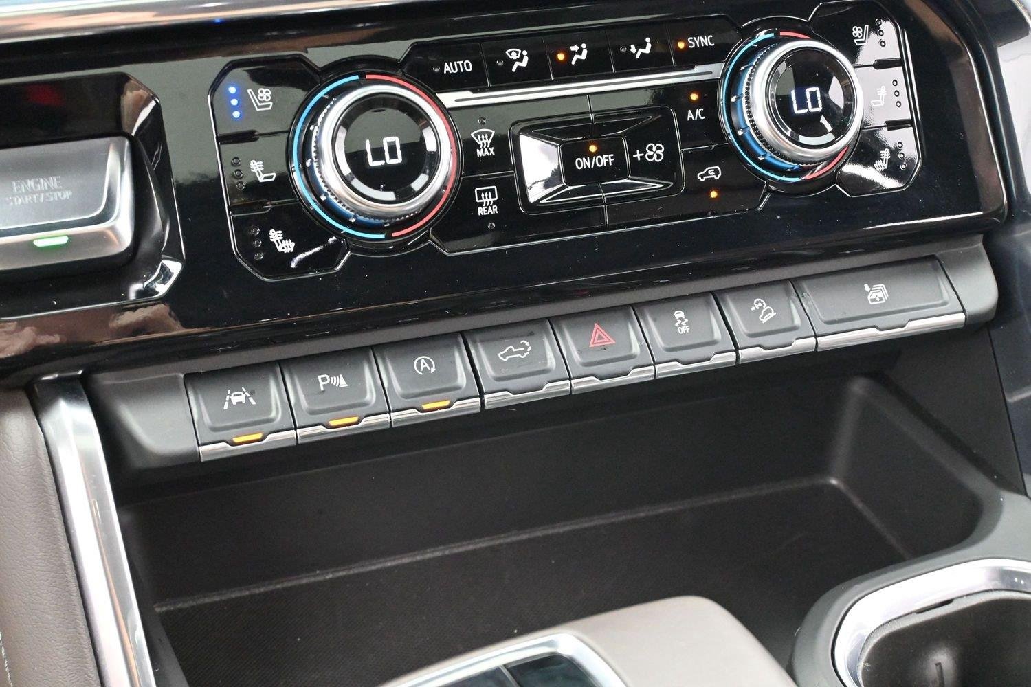 Used 2024 White Frost Tricoat GMC Denali image 27