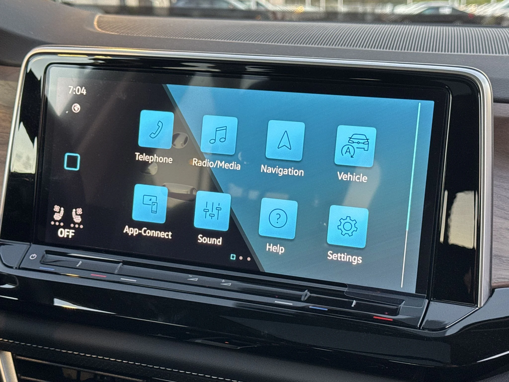 New 2026 PURE GRAY Volkswagen 2.0T SE w/Technology image 28