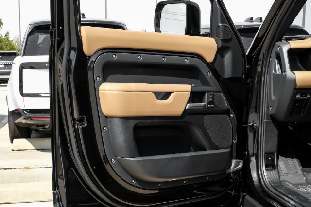 New 2026 Santorini Black Land Rover X-Dynamic SE image 43