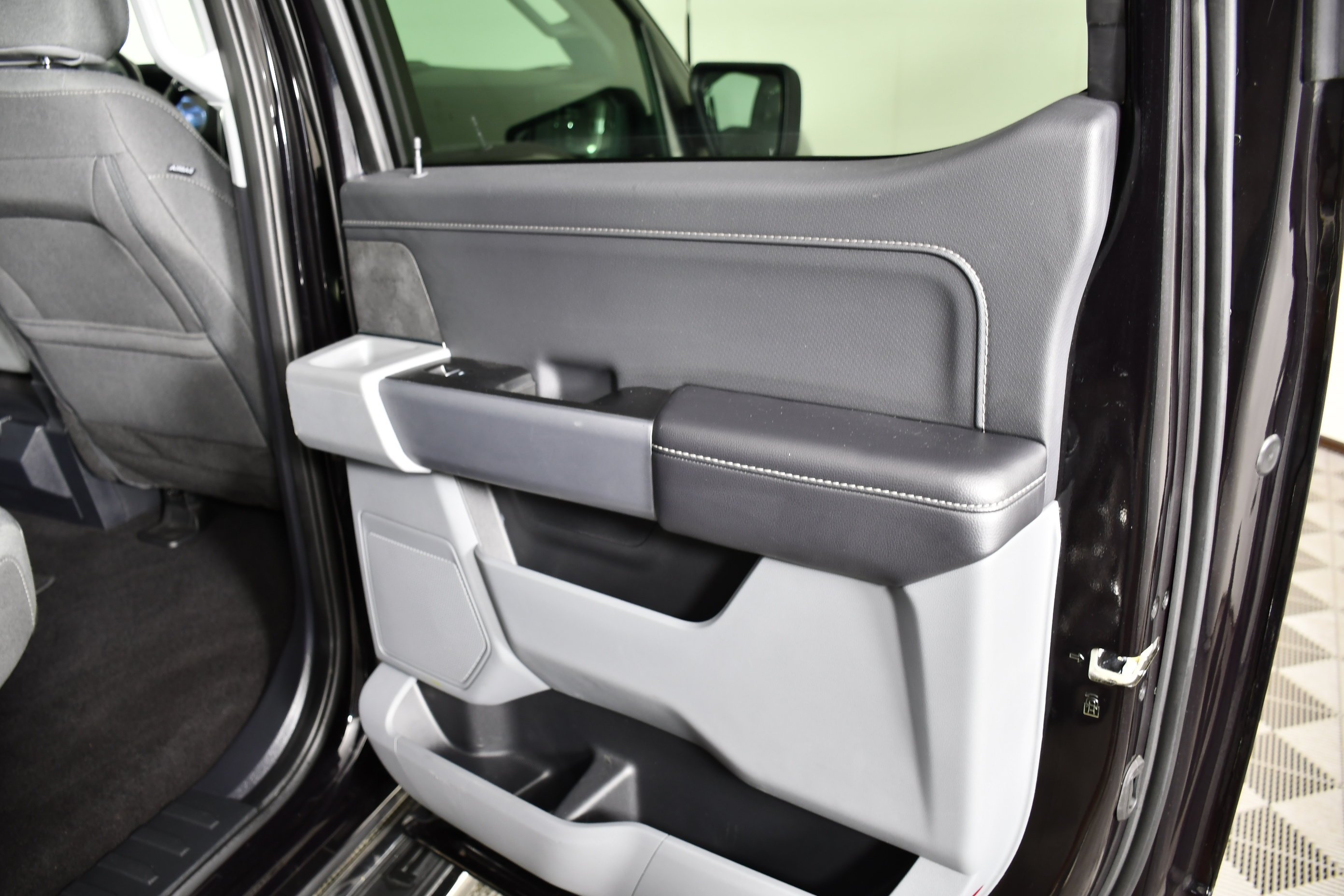 Used 2025 Black Metallic Ford XLT image 43