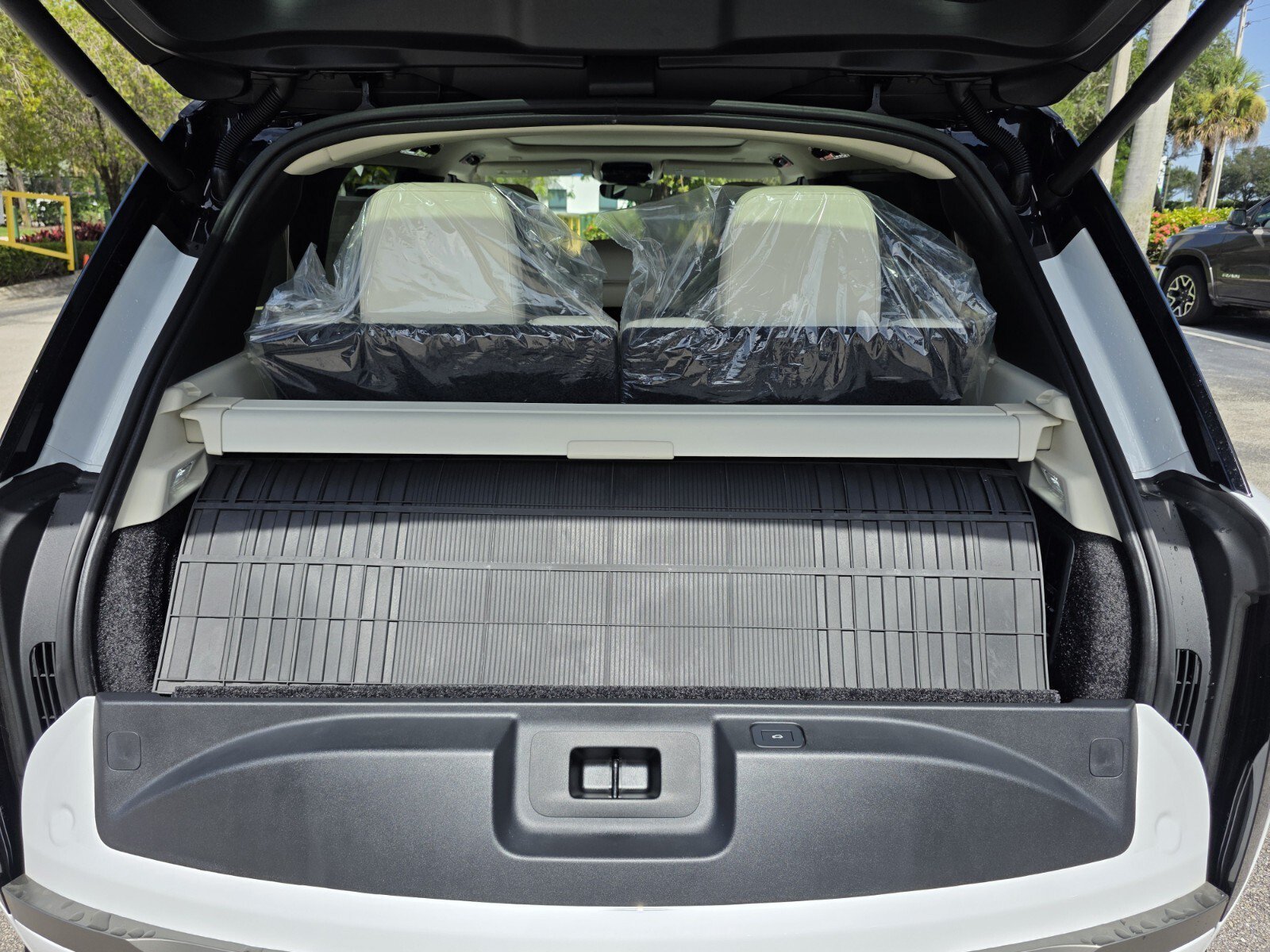 New 2026 Fuji White Land Rover P400 SE LWB 7 Seat image 15