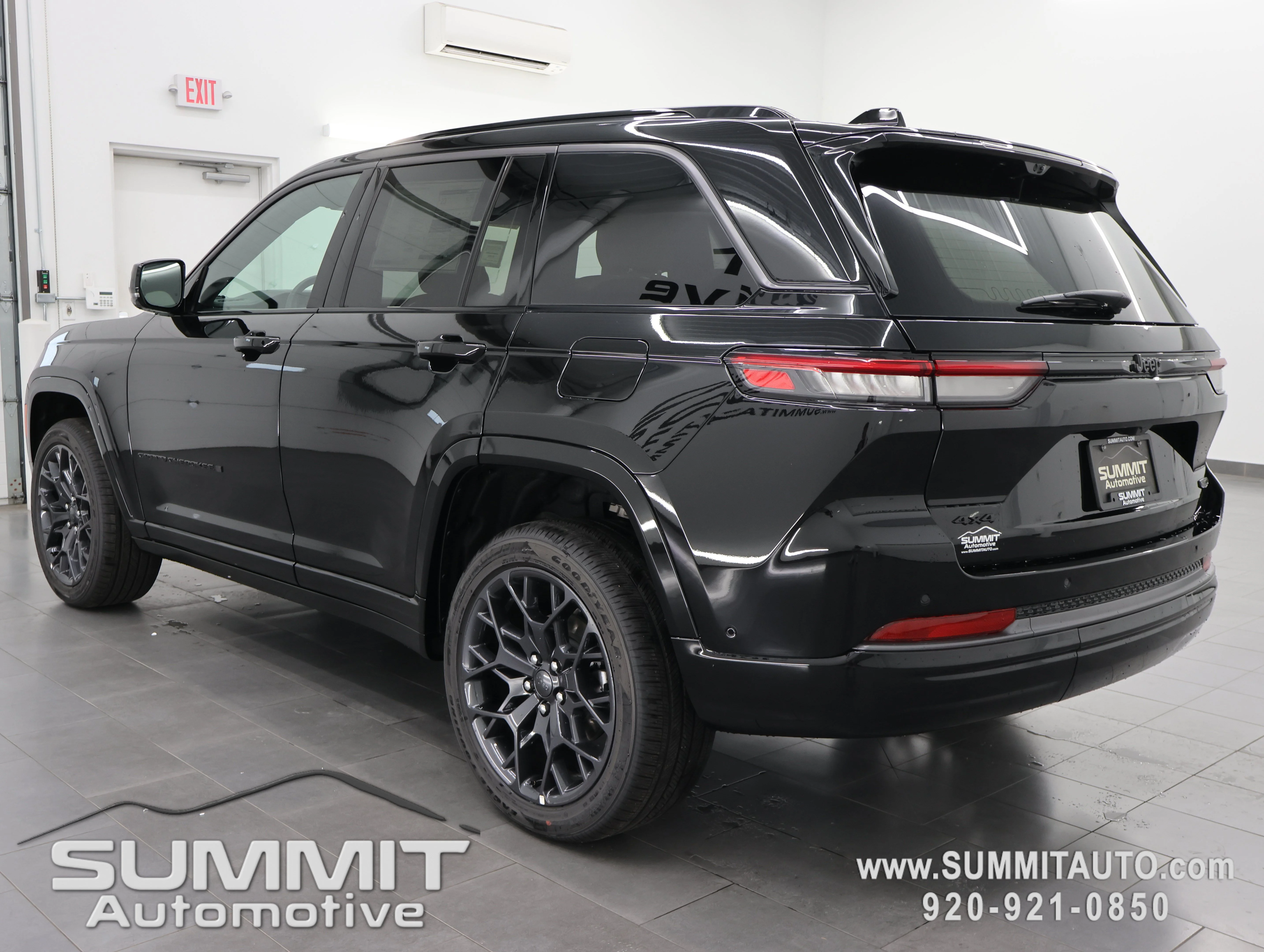 New 2026 Diamond Black Crystal Pearl-Coat Exterior Paint Jeep Summit image 6