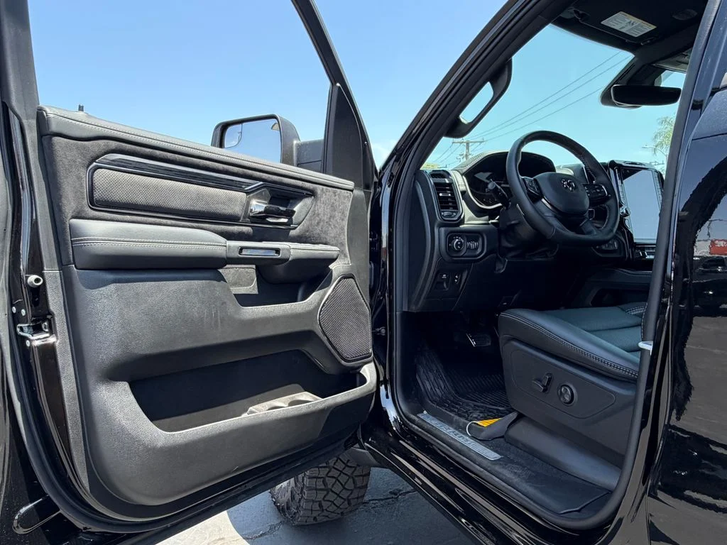 New 2026 Diamond Black Crystal Pearl-Coat Exterior Paint RAM RHO image 10