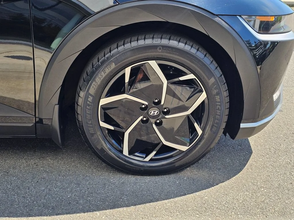 Used 2022  Hyundai SE image 9