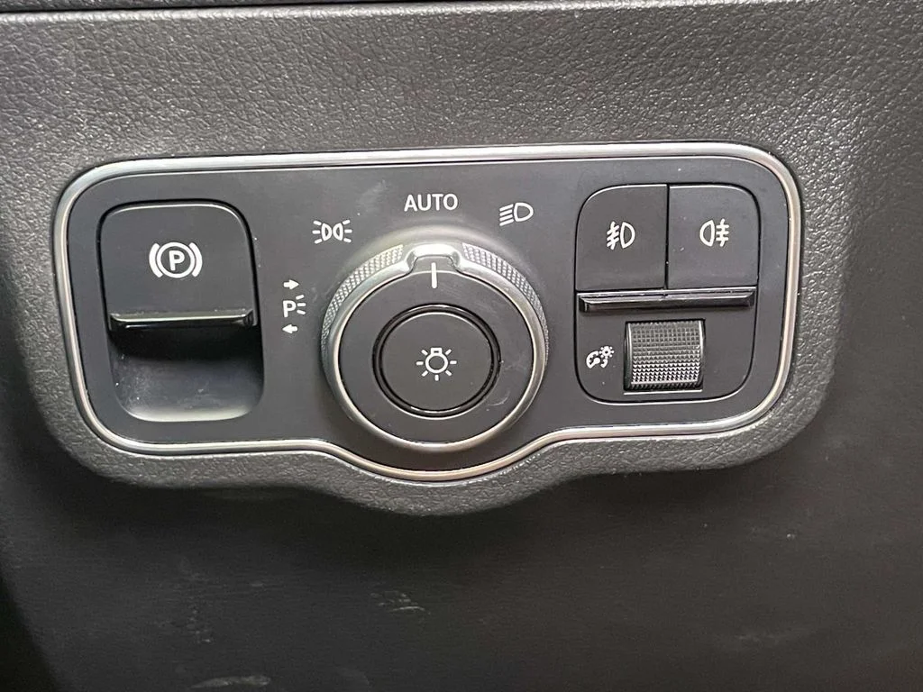 Used 2021 White Mercedes-Benz GLA 250 image 30