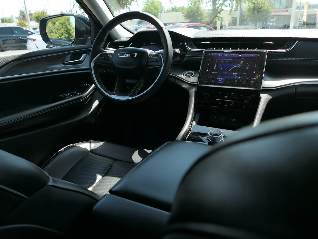 Used 2023 Diamond Black Crystal Pearl Coat Jeep Limited image 21