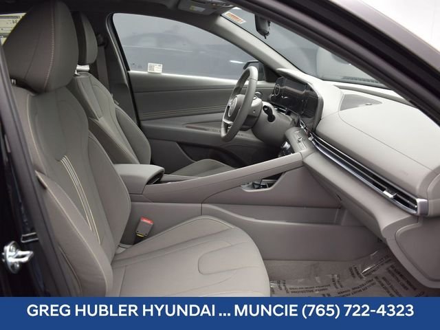 Used 2025 Black Hyundai SEL Convenience image 37