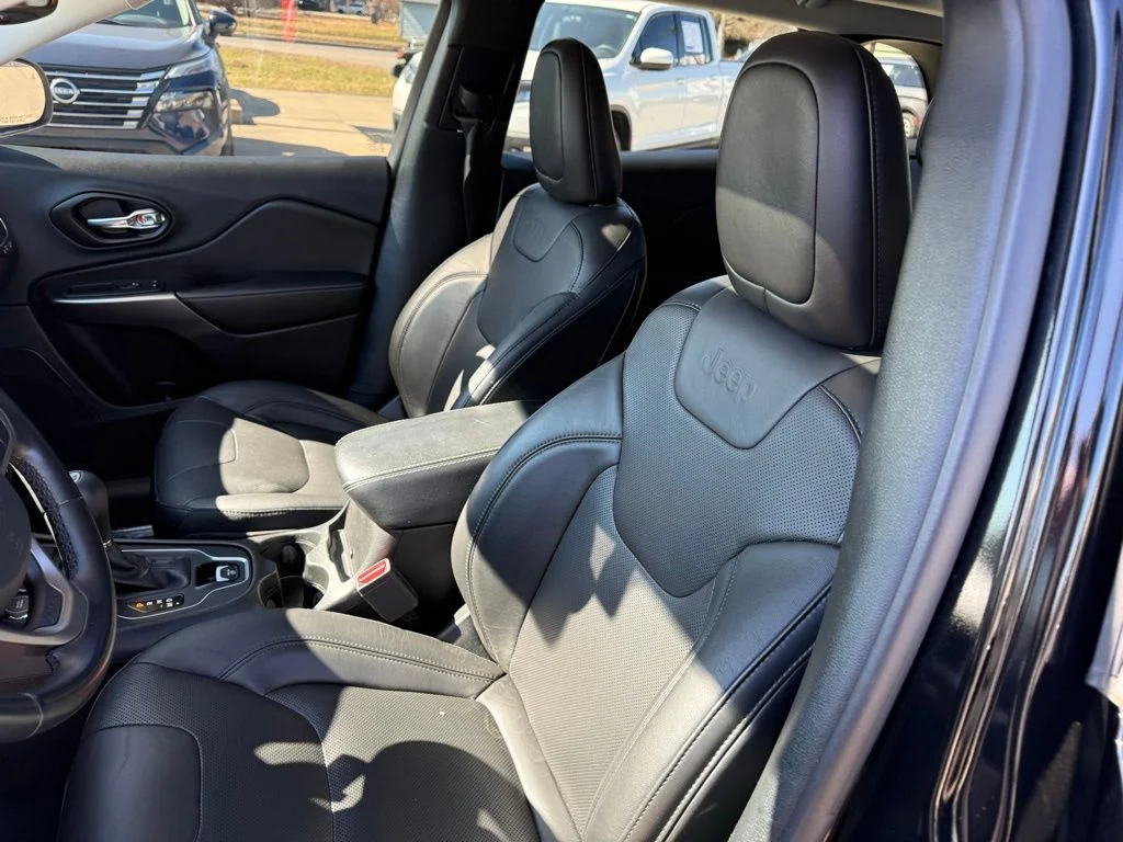Used 2021 Black Jeep Latitude Lux image 16