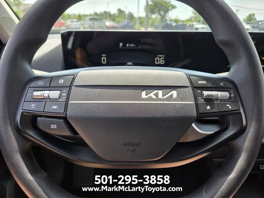 Used 2025 White Kia LXS image 19