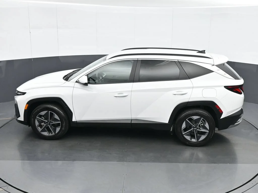 Used 2025 White Hyundai SEL image 21