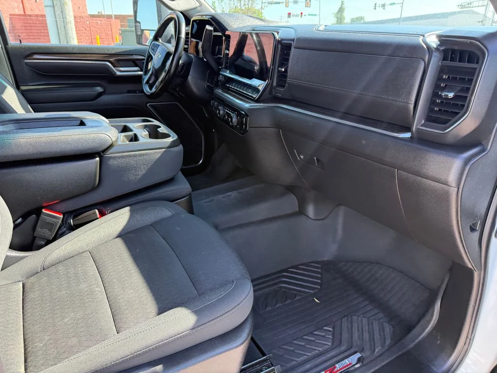 Used 2025 White Chevrolet LT image 11