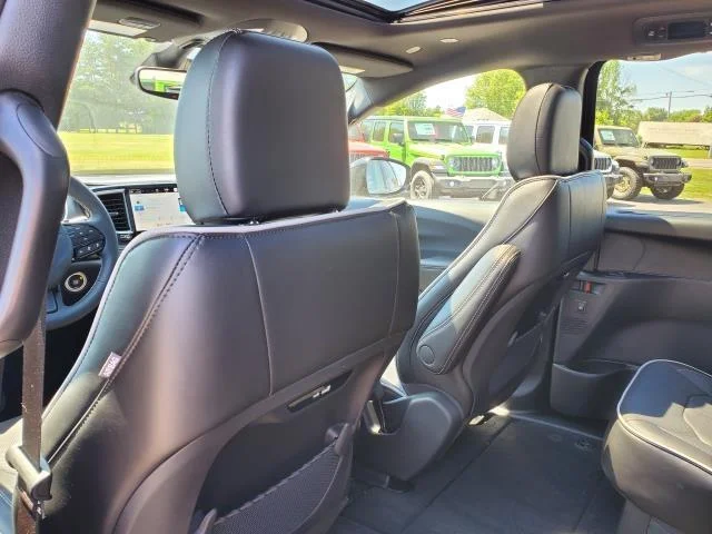 New 2027 Diamond Black Crystal Pearl-Coat Exterior Paint Chrysler Limited image 27