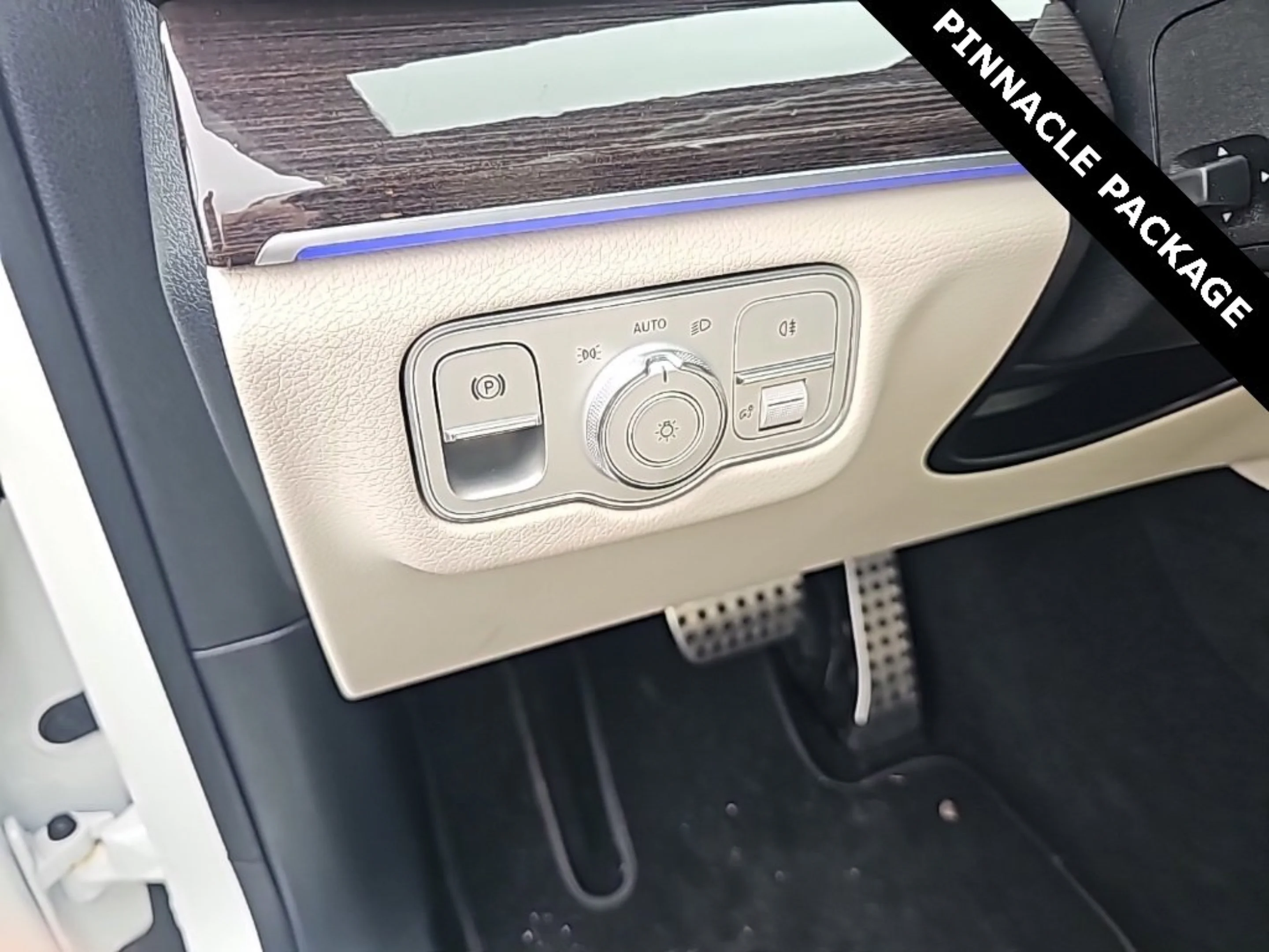 Used 2024 White Mercedes-Benz 4MATIC® image 20