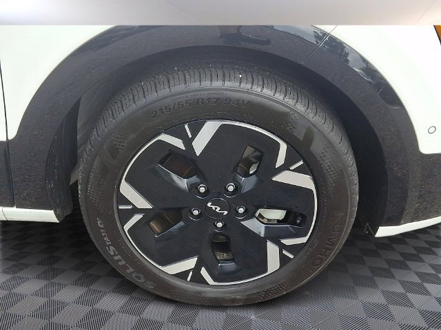 Used 2023 White Kia Wave image 10