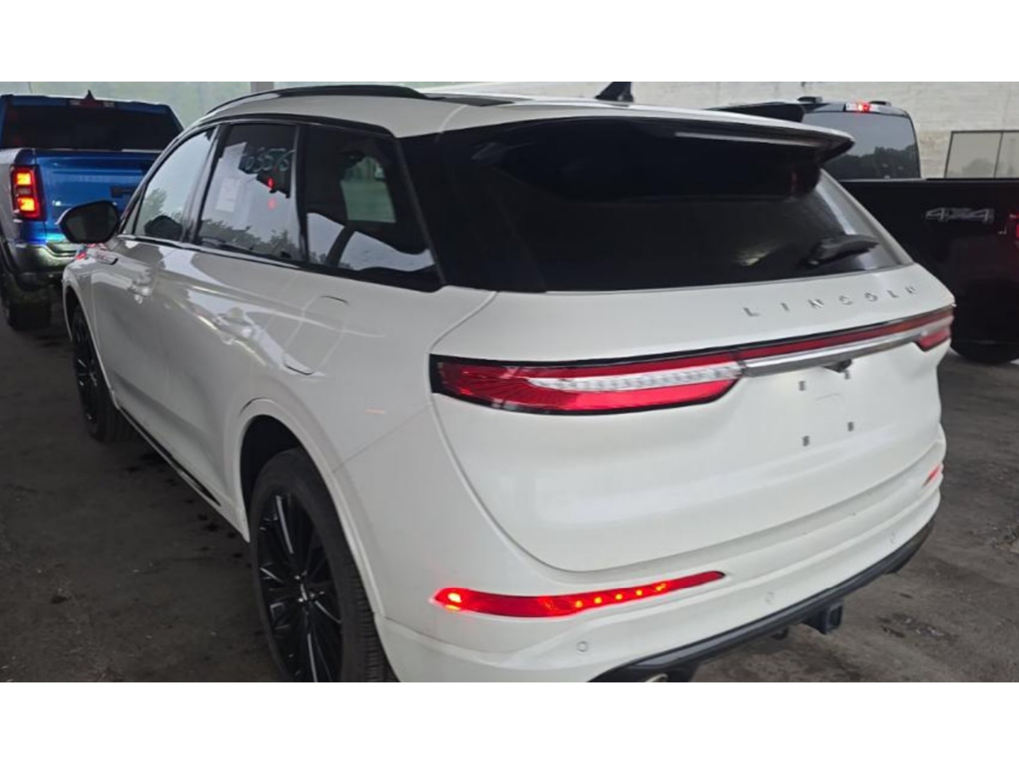 Used 2024 Pristine White Metallic Tri-Coat Lincoln Reserve image 4