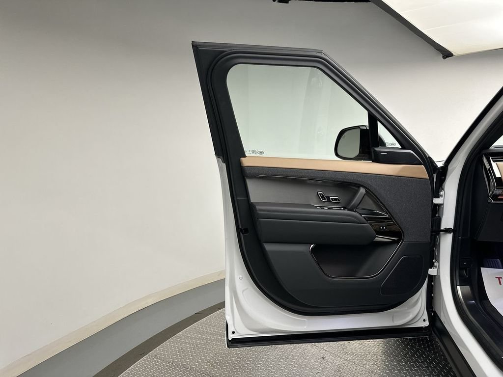 Used 2024 Fuji White Land Rover Dynamic SE image 14