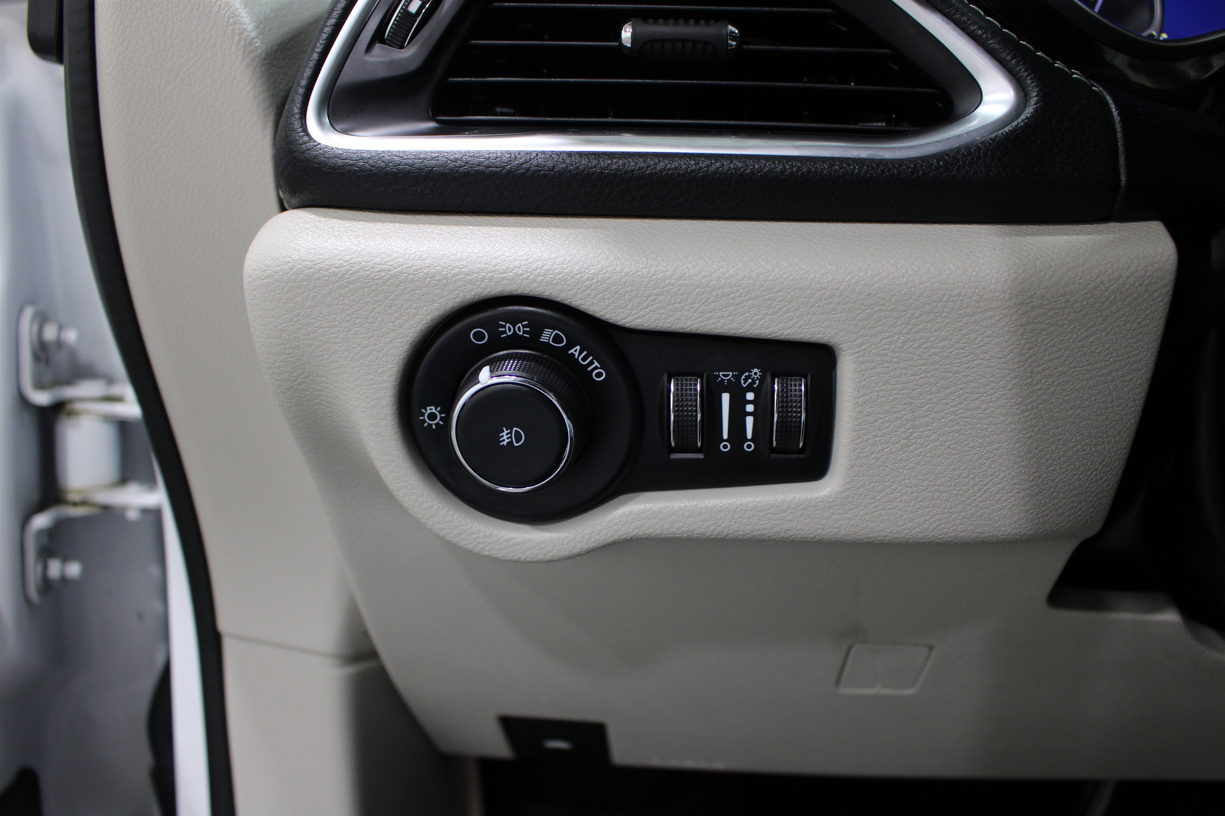 Used 2023 Bright White Clearcoat Chrysler Limited image 9