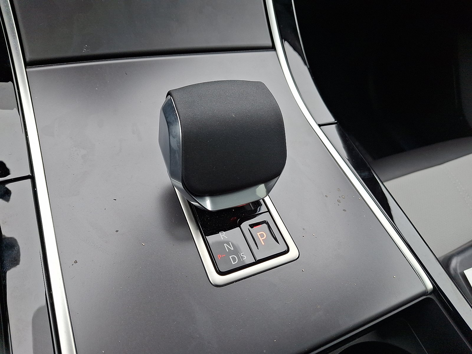 New 2026 Santorini Black Metallic - 1AG Land Rover P250 S image 10