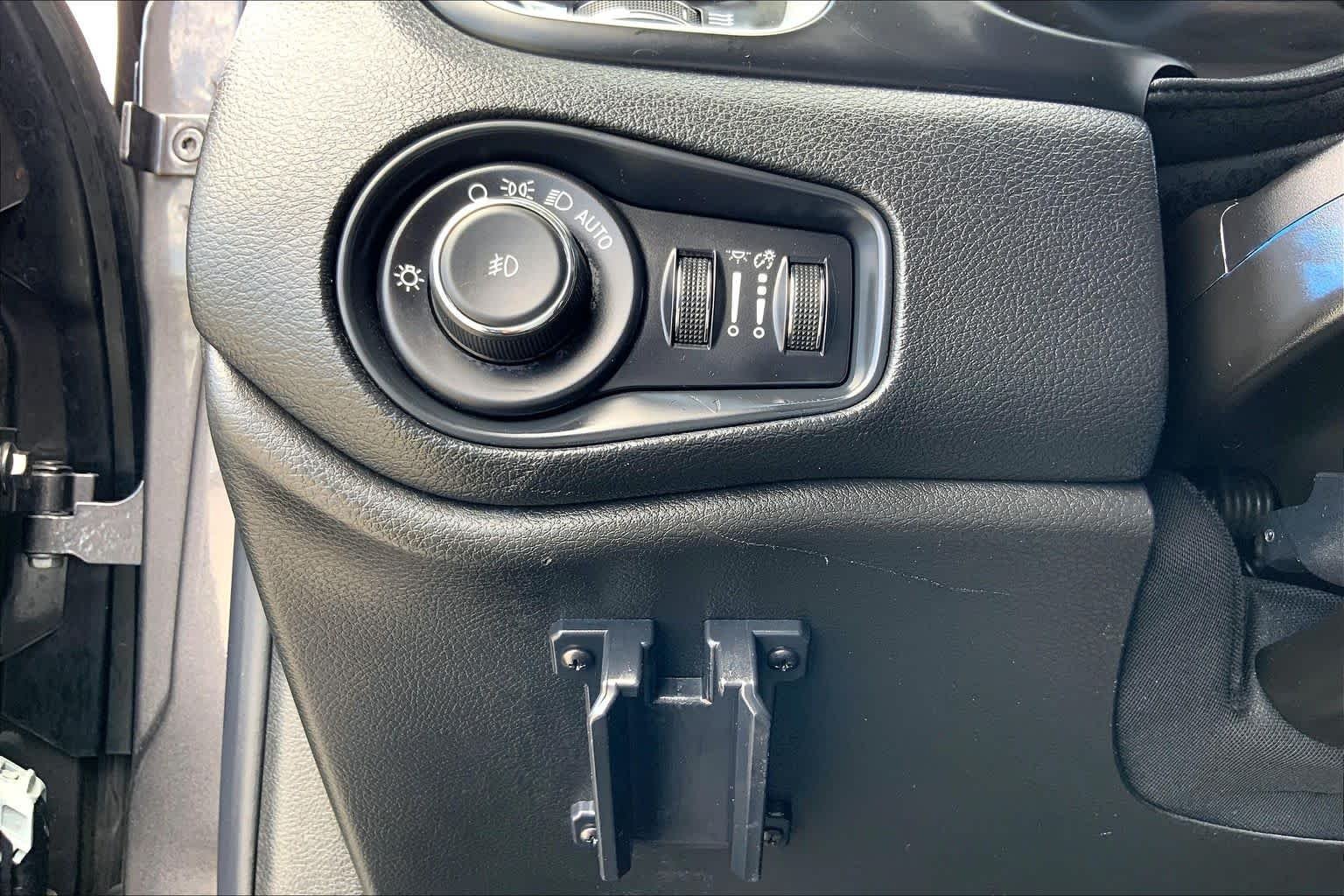 Used 2021 Granite Crystal Metallic Clearcoat Jeep Latitude image 33