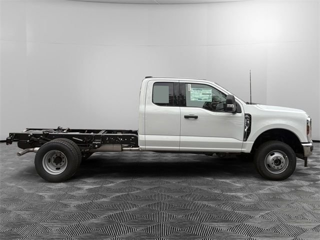 2026 Ford F-350 Super Duty Chassis Cab XLT - Photo 6