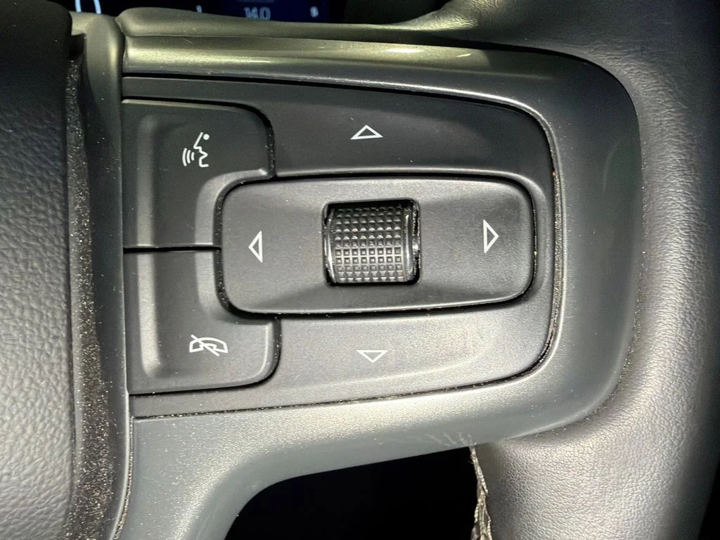 Used 2025 Summit White Chevrolet LT image 28