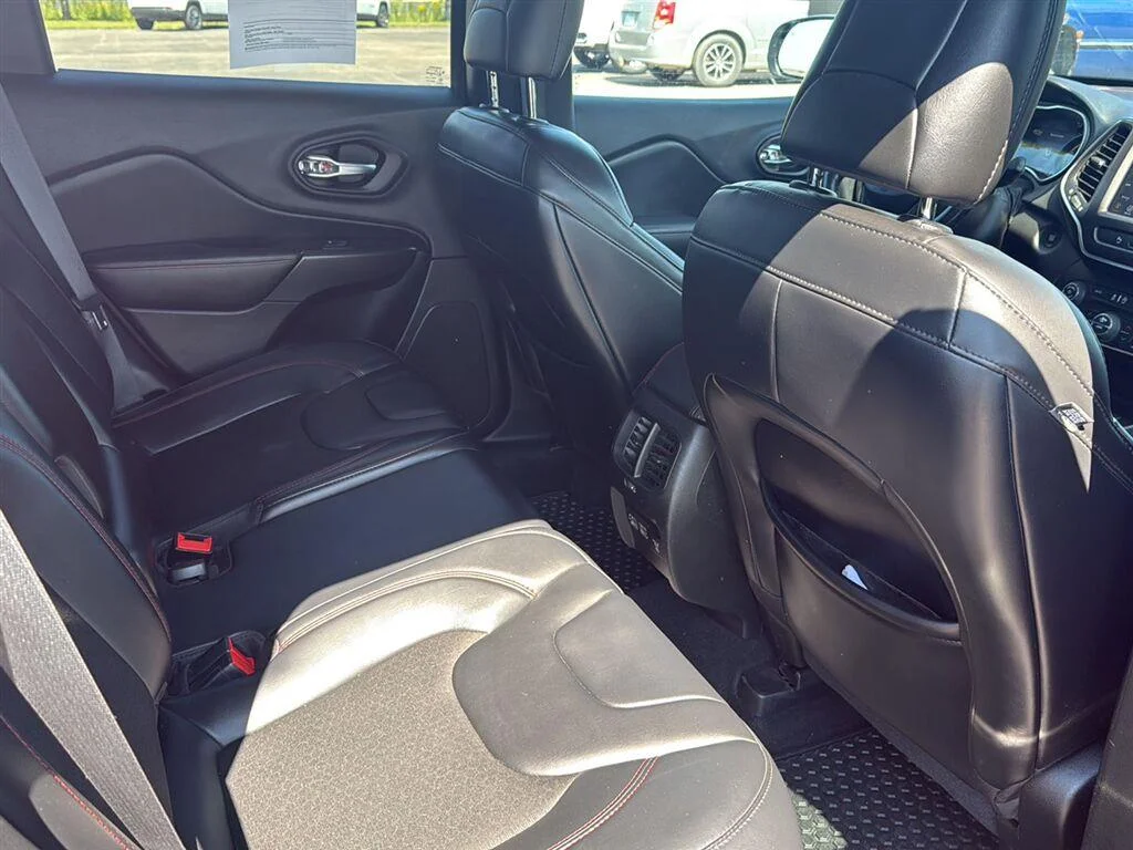 Used 2021 Diamond Black Crystal Pearlcoat Jeep Trailhawk image 9