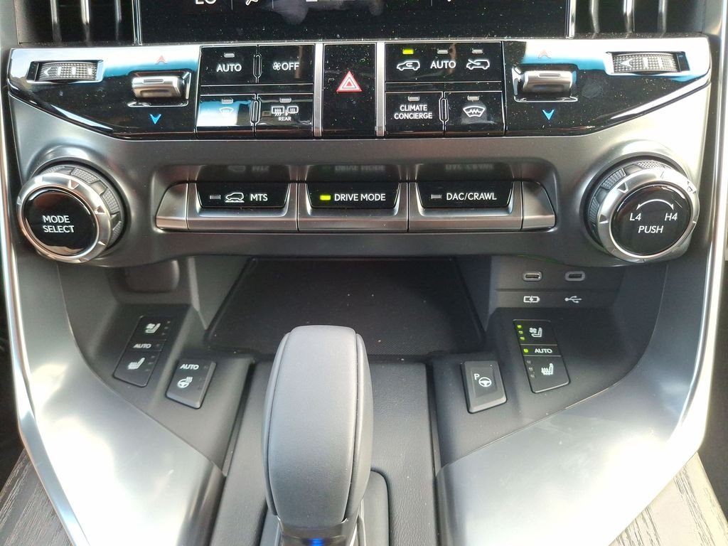 2025 Lexus LX 700h Luxury - Photo 17