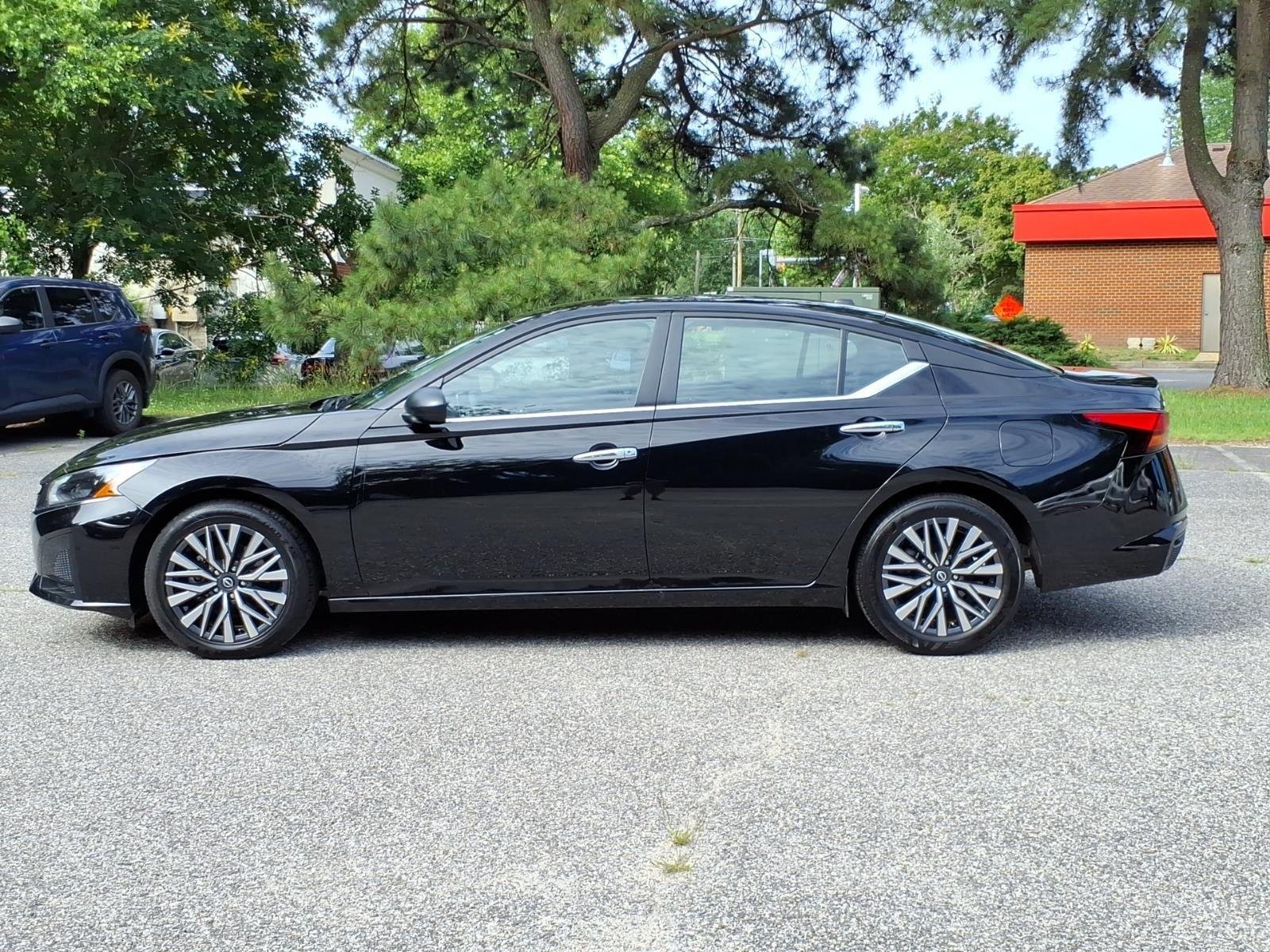 Used 2025 Super Black Nissan SV image 3