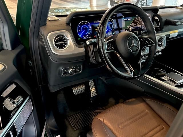 New 2026 MANUFAKTUR Deep Green Non-Metallic Mercedes-Benz G 580 image 6