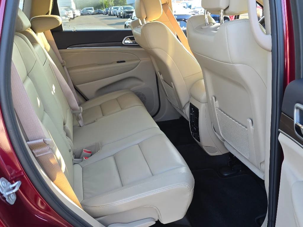 Used 2018 Velvet Red Pearl Coat Jeep Limited image 24