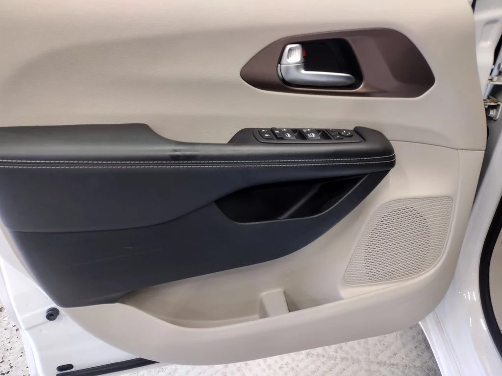 Used 2023 White Chrysler LX image 19